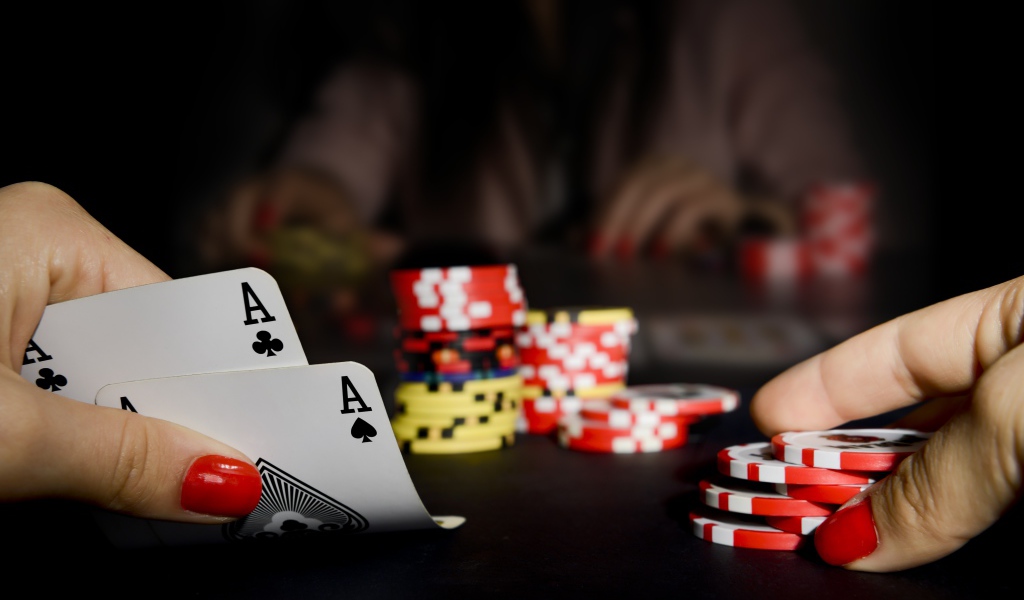 Карты и фишки для игры в покер в казино