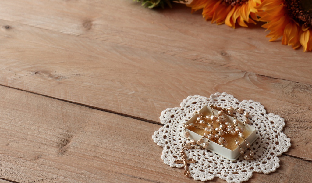 Крестик на цепочке с салфеткой на столе