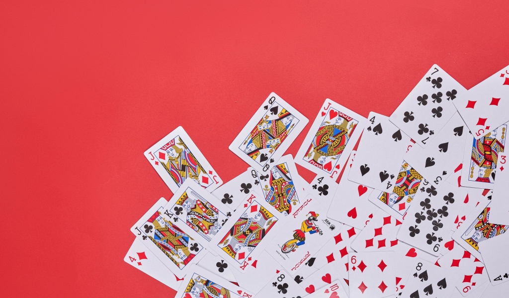 Колода игральных карт на красном фоне