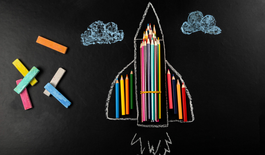 Нарисованная ракета с мелом и карандашами 