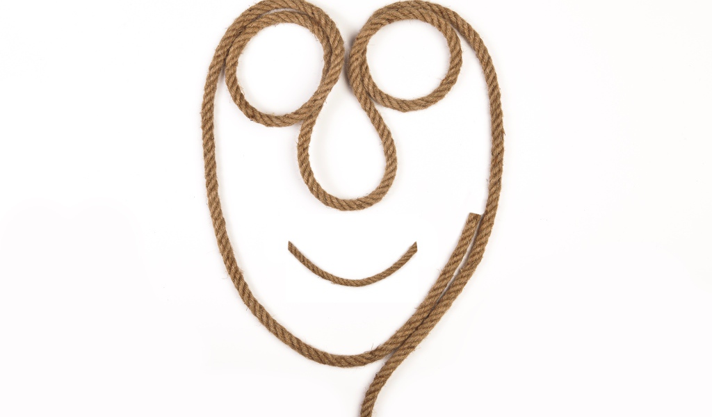 Лицо из веревки на белом фоне