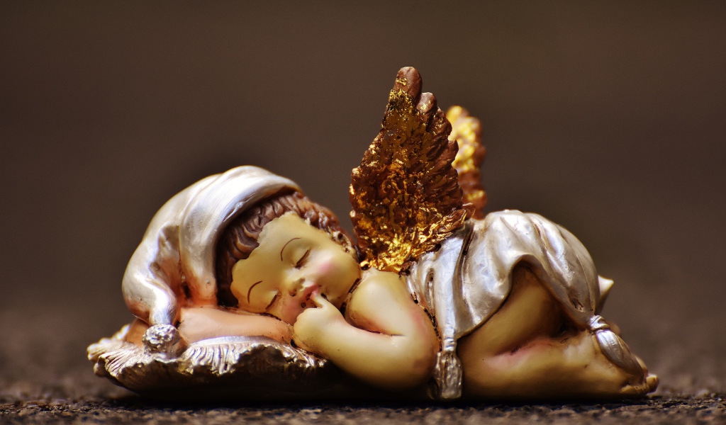 Статуэтка спящий купидон 