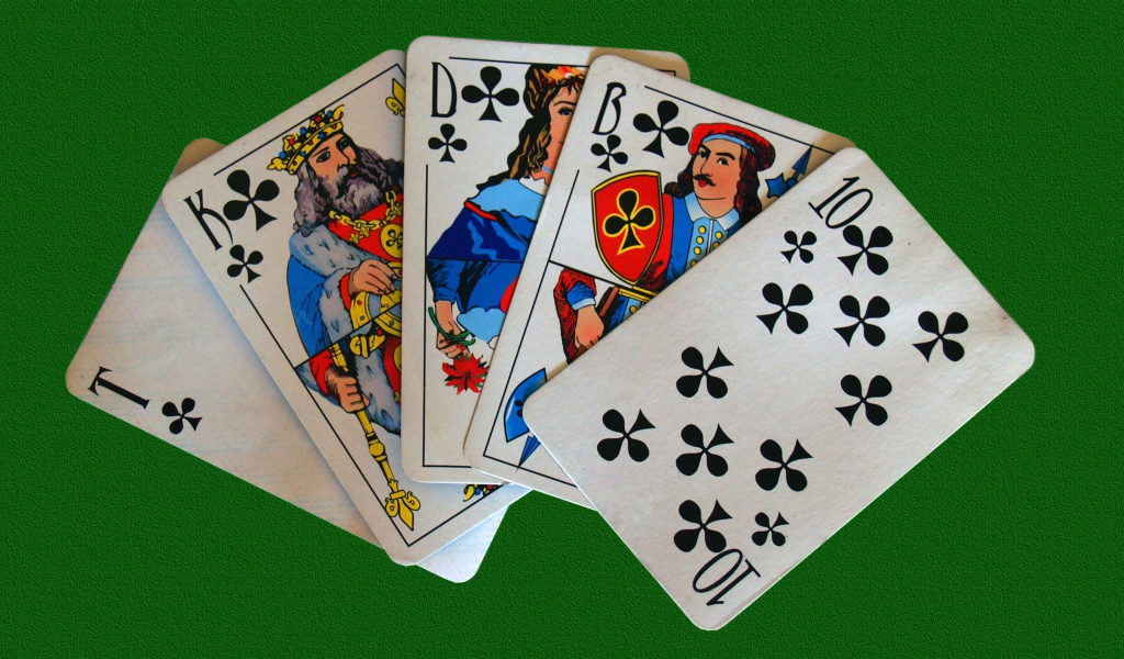 Пять карт одной масти на зеленом фоне