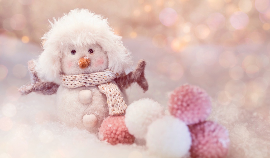 Смешной снеговик из мягких шариков