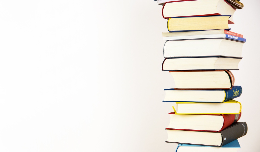 Много разных книг на белом фоне