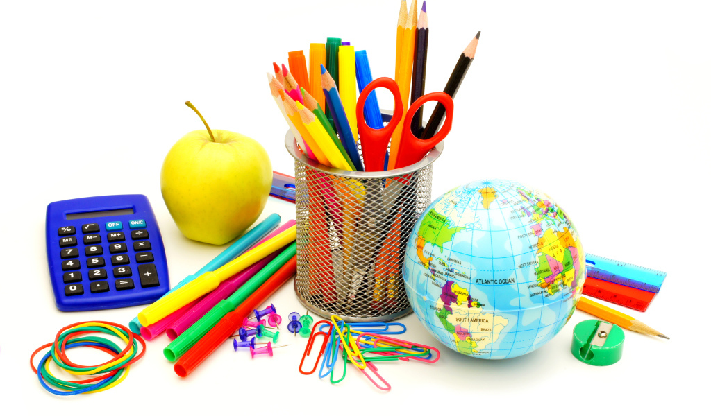 Много различных канцелярских предметов на белом фоне