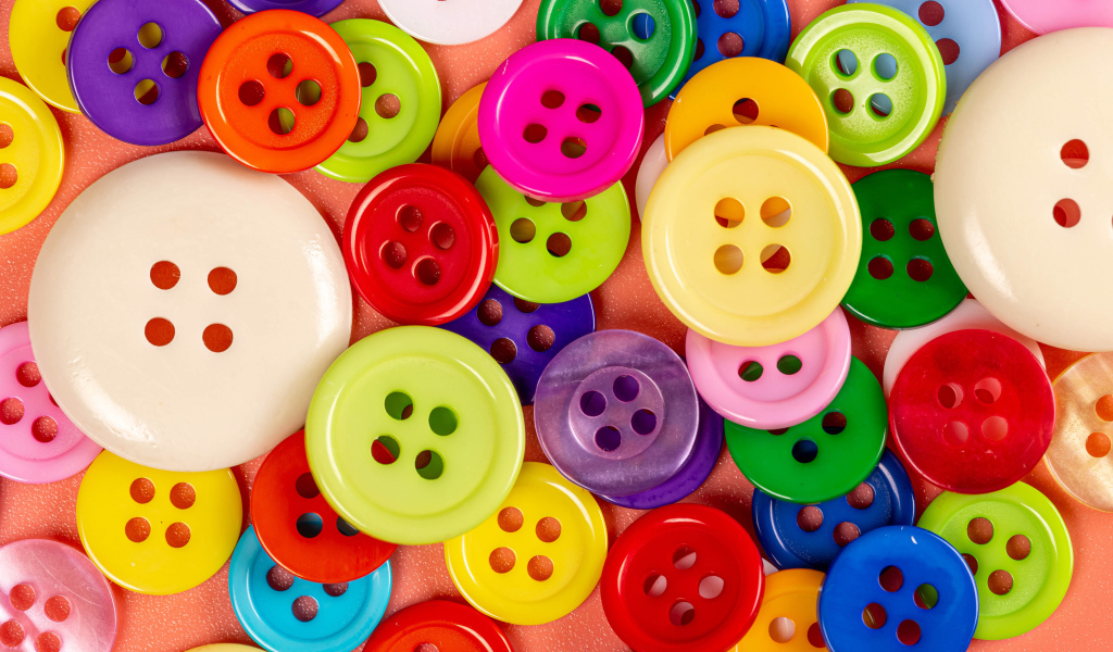 Много разноцветных пуговиц разного размера