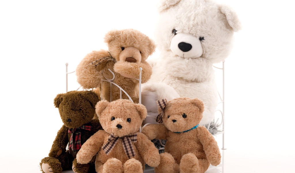 Много игрушечных медведей на детской кровати