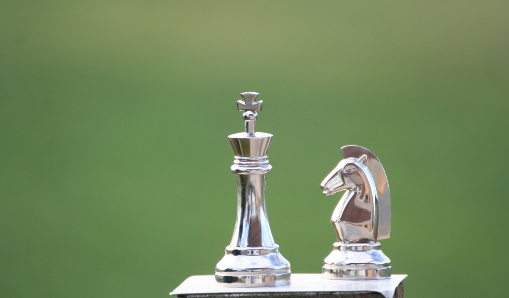 Металлические шахматные фигуры крупным планом