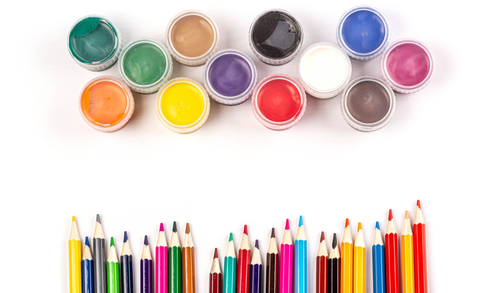 Разноцветные карандаши с красками  на белом фоне 