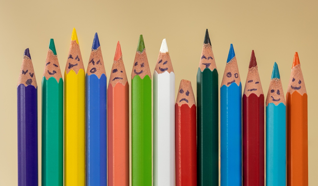 Разноцветные карандаши с нарисованными смайликами 