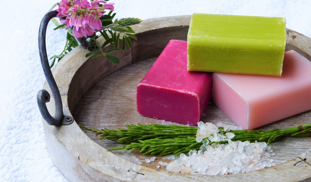 Разноцветное мыло  с морской солью и цветами