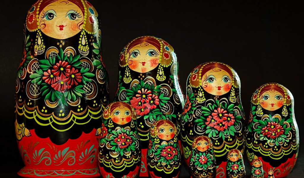Фигурки матрешки с народным орнаментом