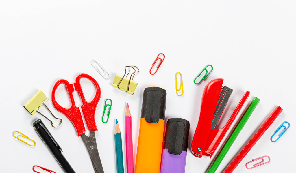 Канцелярские предметы на белом фоне крупным планом 