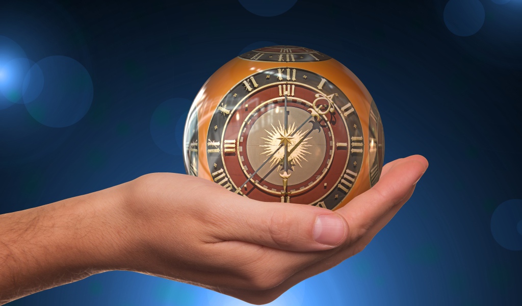 Старые стеклянные часы на ладони