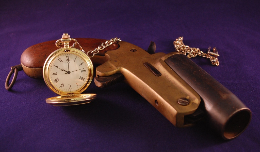 Старый пистолет с песочными часами на фиолетовом фоне