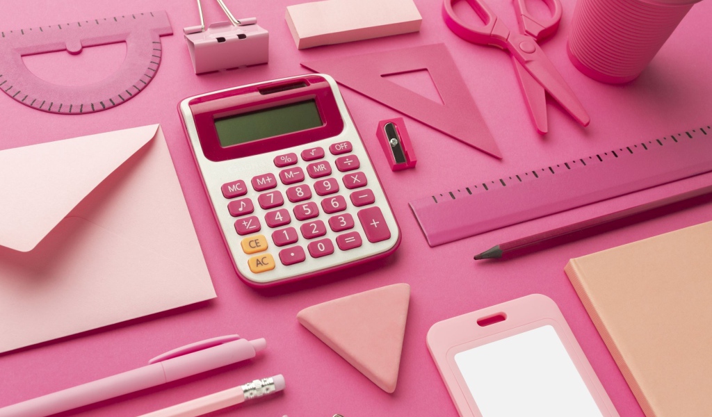 Розовые канцелярские предметы для девочки 