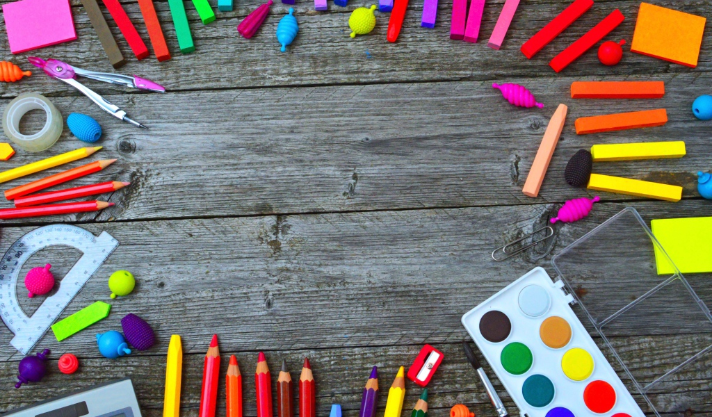 Радуга ярких канцелярских предметов для школы  на деревянном столе