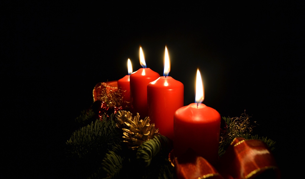 Красные праздничные свечи на черном фоне 