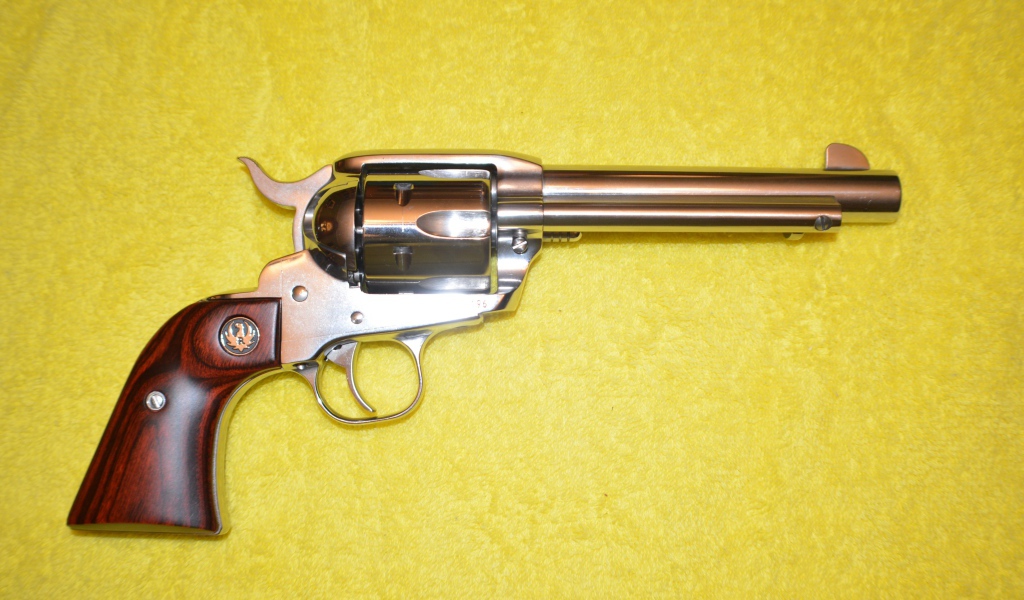 Револьвер 45 Colt на желтом фоне