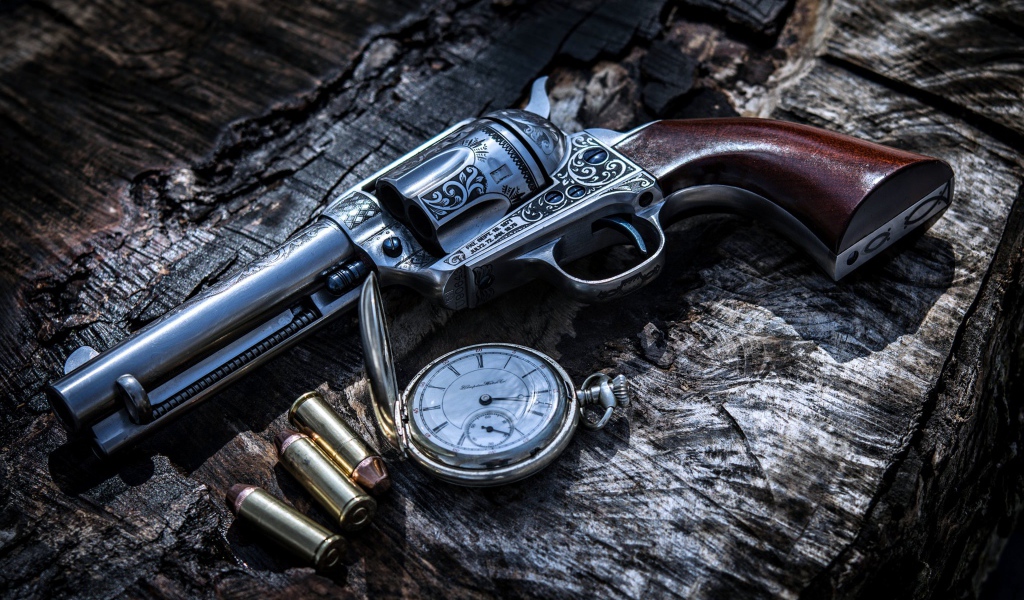 Револьвер с патронами и карманными часами 