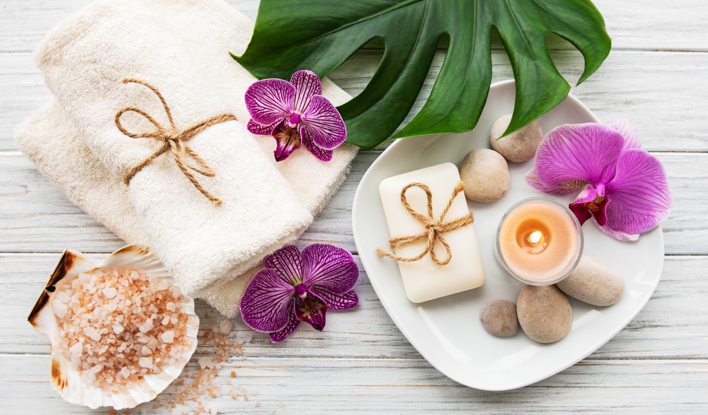 Соль, полотенца, листья и цветы для СПА
