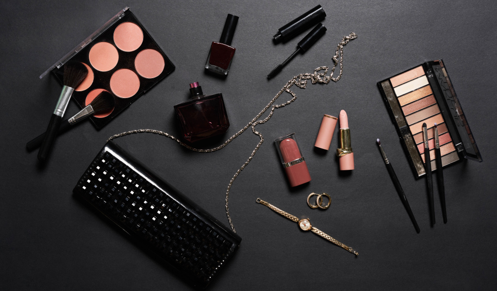 Набор косметики для девушки на сером фоне