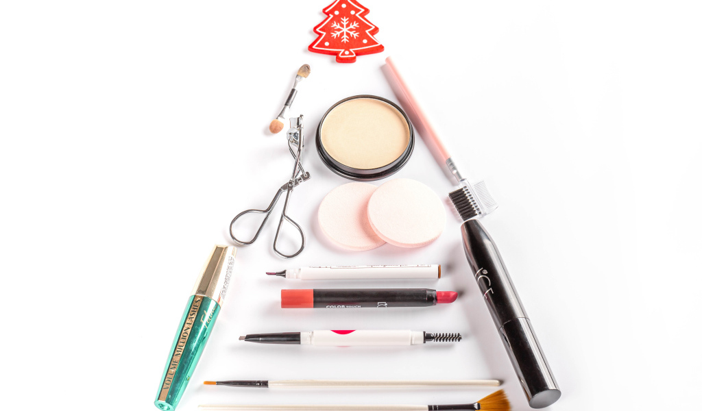 Набор косметики для девушки на белом фоне