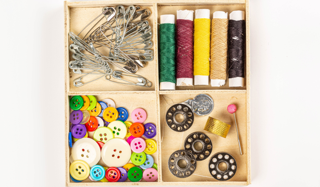 Набор для шитья на белом фоне