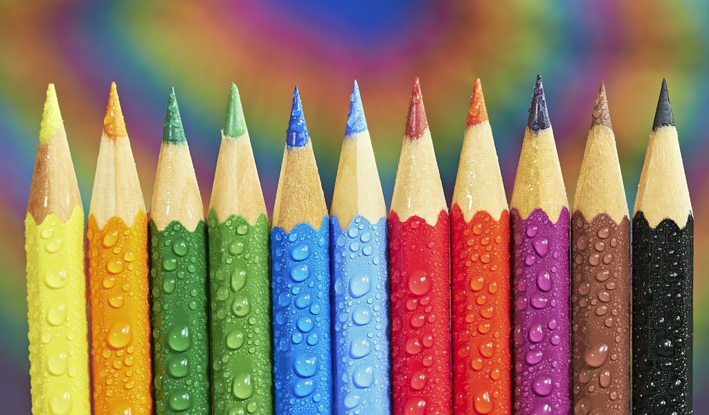 Острые разноцветные  карандаши в каплях росы 