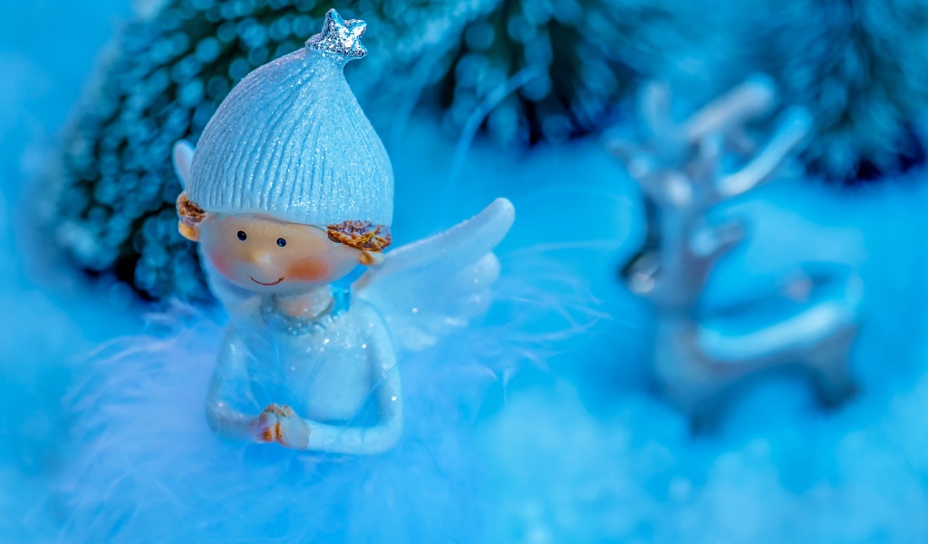 Маленькая фигурка ангел крупным планом 