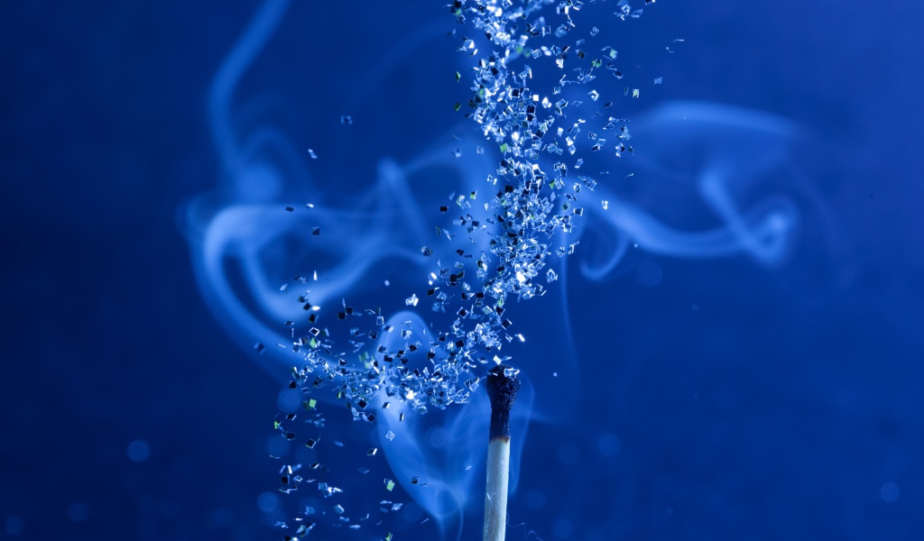 Спичка с блестками на голубом фоне