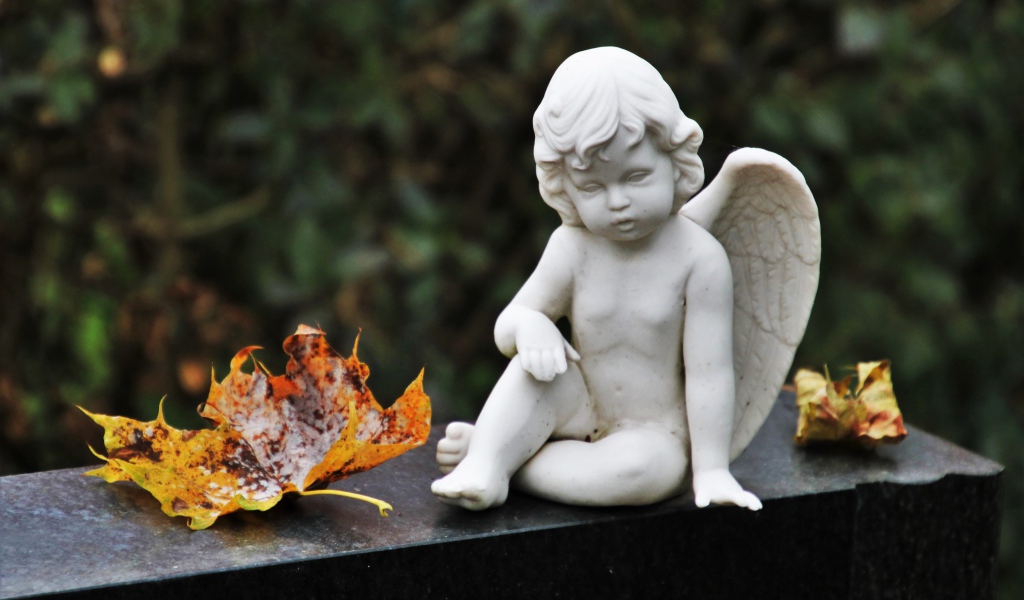 Статуэтка белого ангела с желтыми листьями