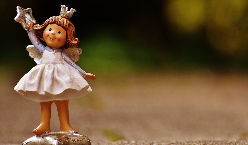 Статуэтка принцесса стоит на асфальте 