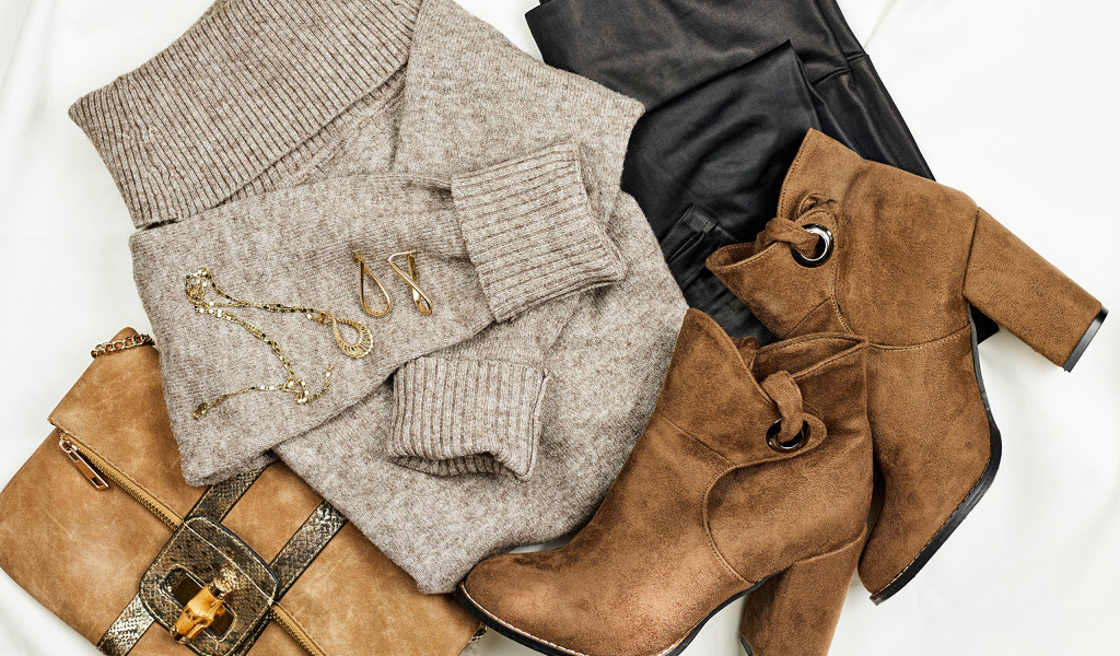 Свитер,сапоги и сумка на белом фоне