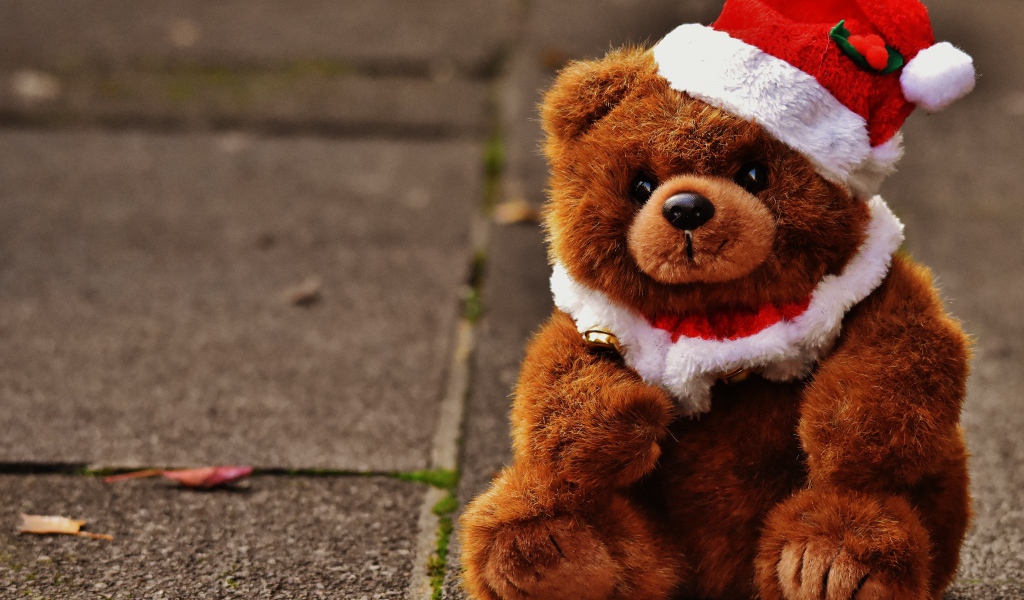 Плюшевый мишка в новогоднем колпаке 