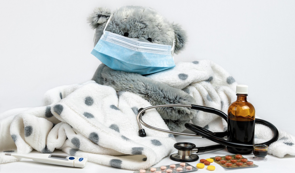 Плюшевый медведь в маске с таблетками