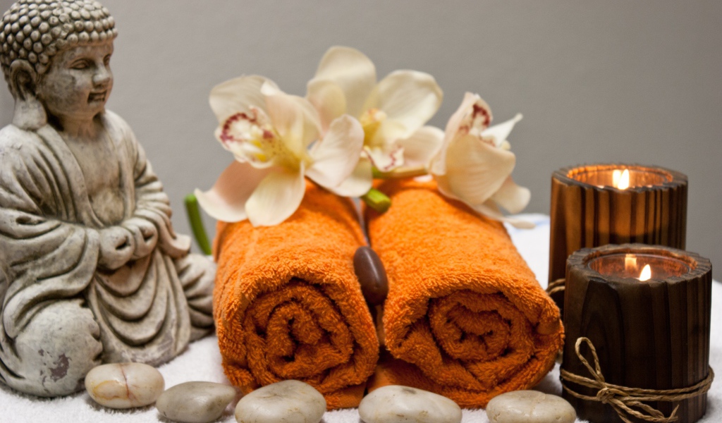 Полотенце, свечи, статуэтка и камни для SPA