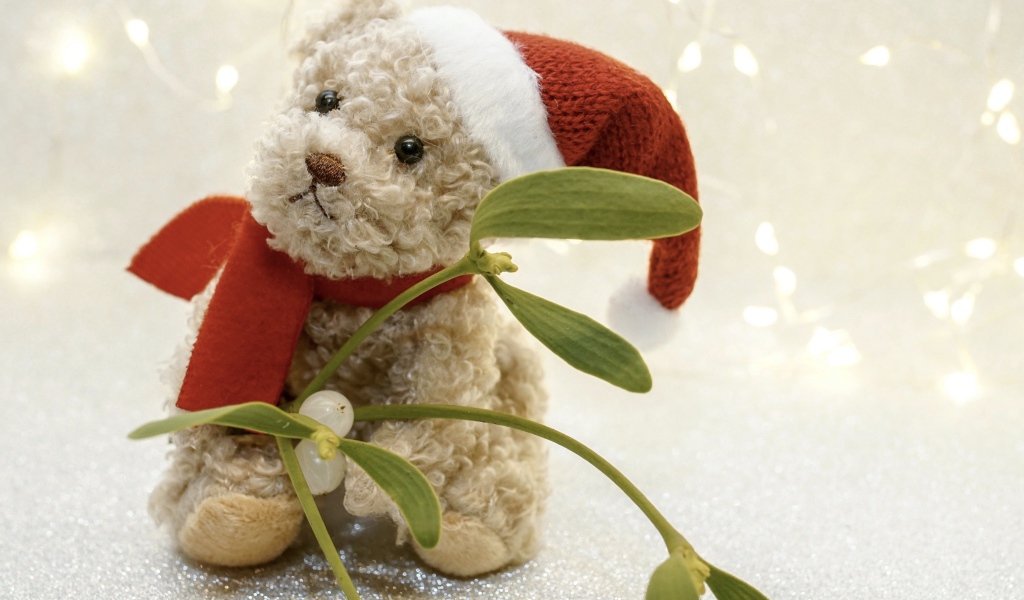 Игрушечный медведь с листьями