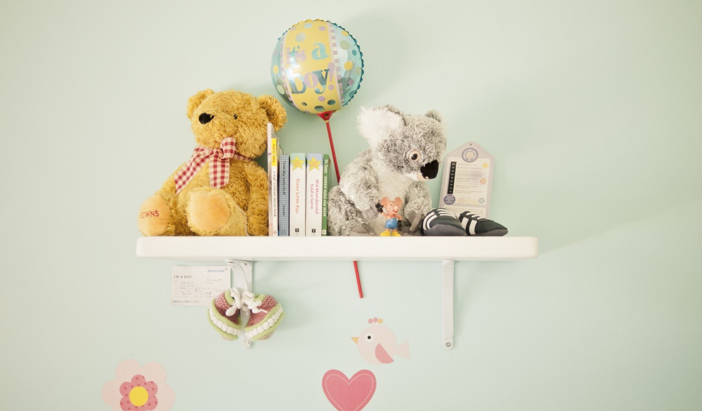 Игрушки на полке с книгами и шариком 