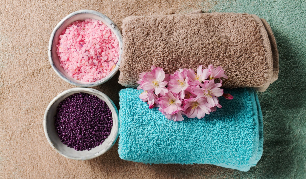 Два разноцветных полотенца и соль для ванн