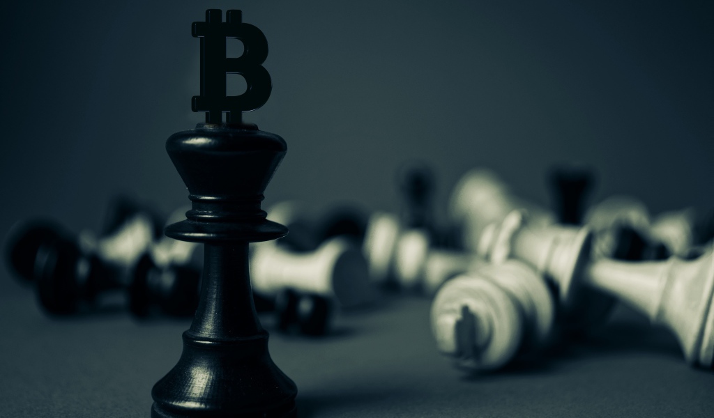 Деревянные шахматы биткоин на сером фоне 