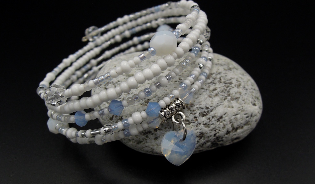 Браслет на руку с камнем на черном фоне