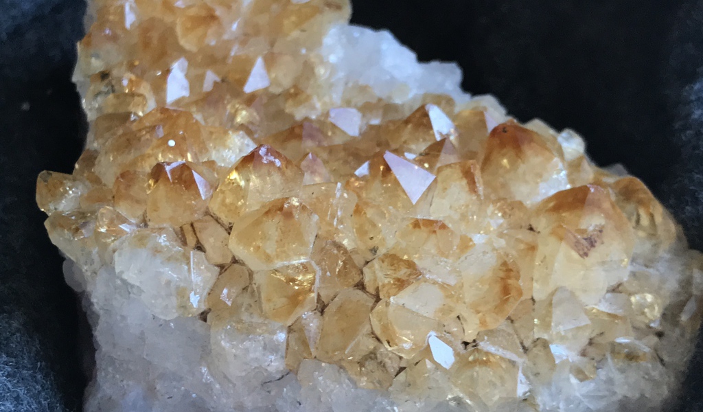 Кристаллы аметиста крупным планом