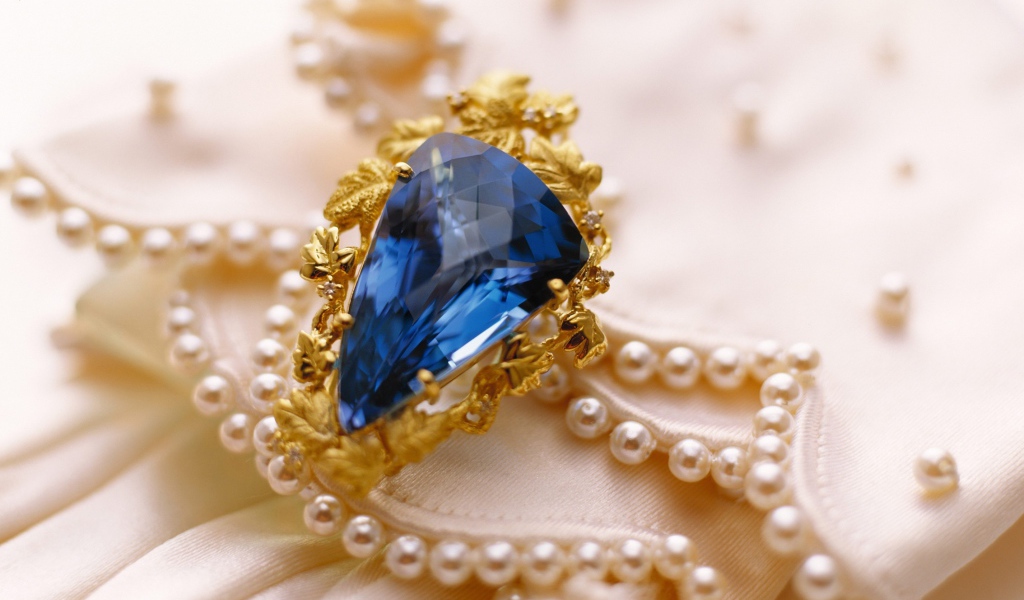 Красивое украшение с синим камнем 