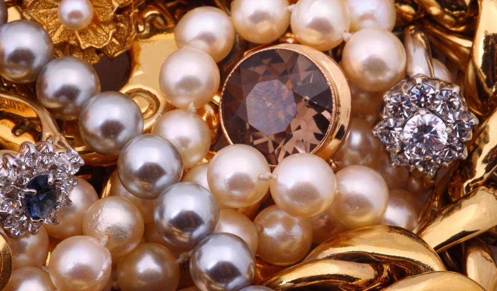 Много драгоценных камней и жемчуга