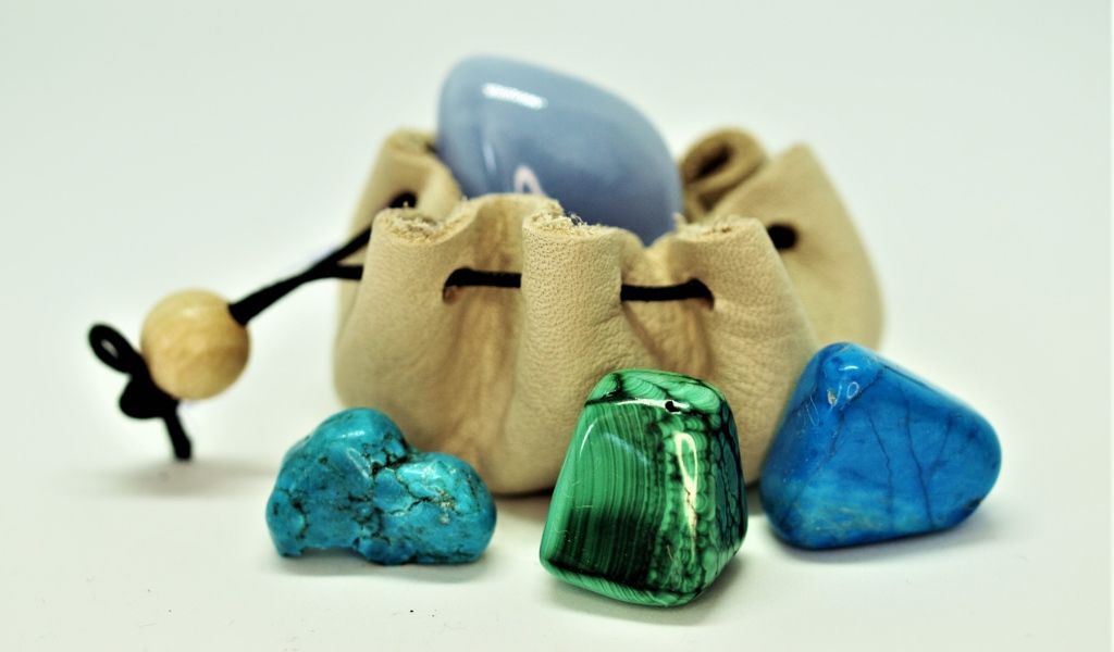 Натуральные камни бирюза на белом фоне