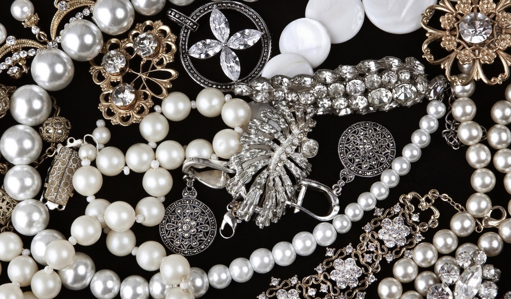 Жемчуг и драгоценности на черном фоне