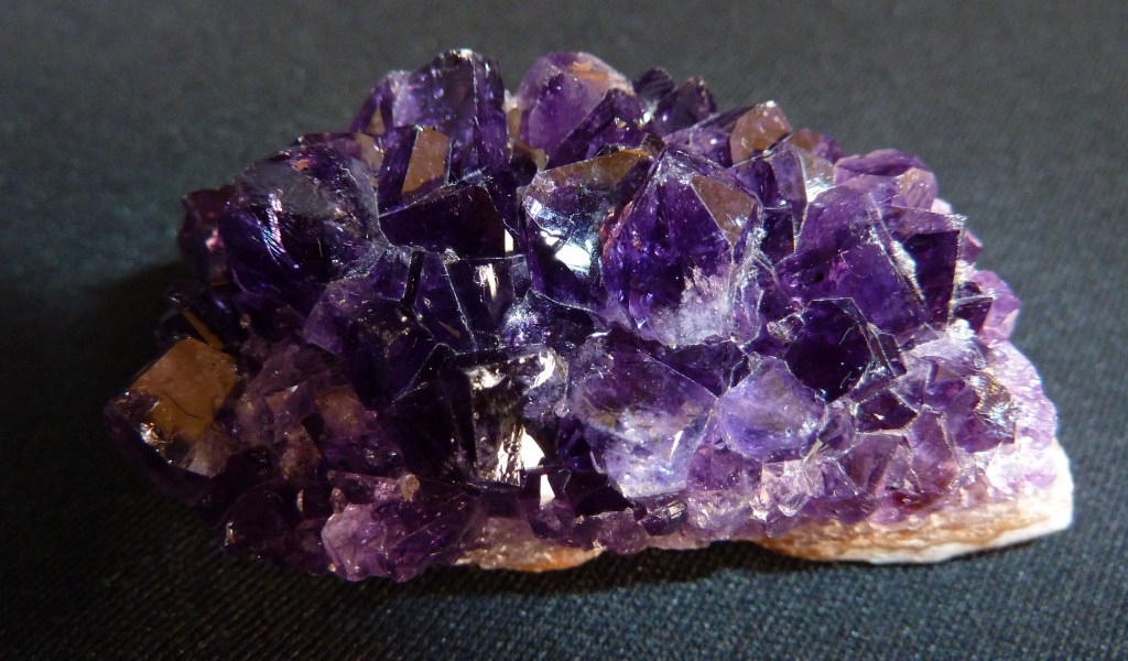 Фиолетовый драгоценный камень аметист