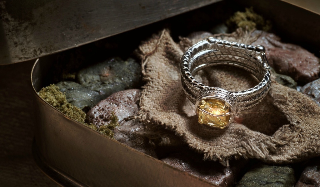 Серебряное кольцо с камнями в шкатулке